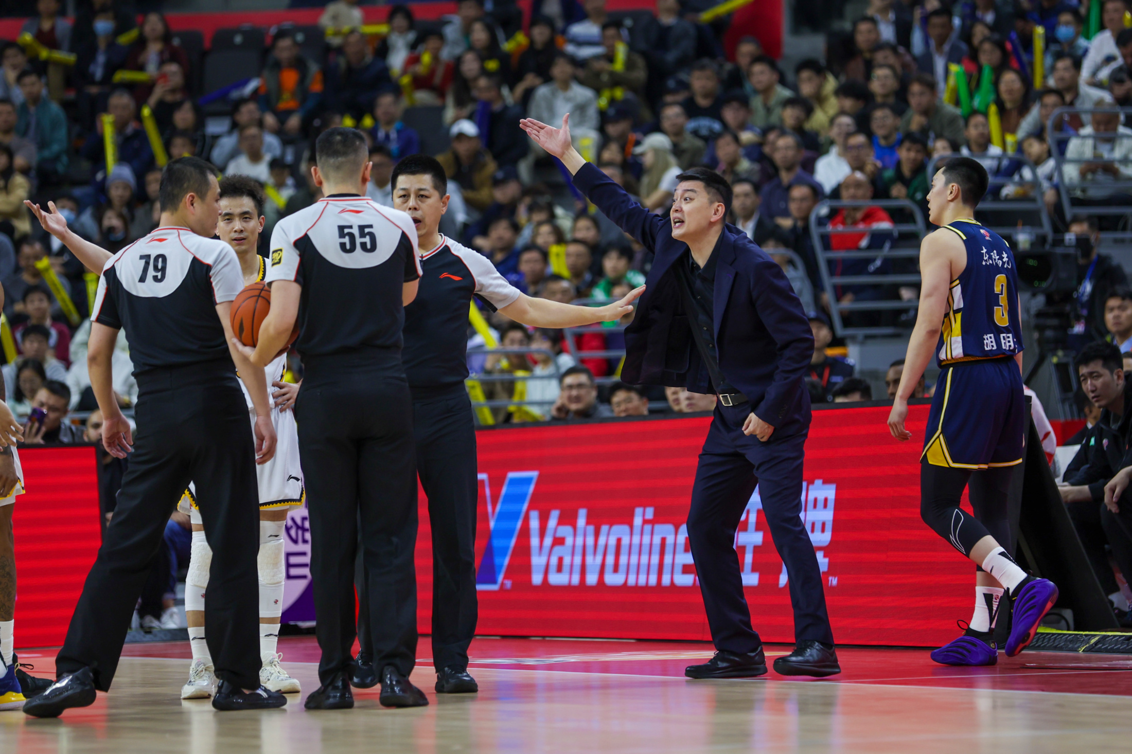 AC米兰-赛地聚焦：CBA常规赛集结日热度飙升，广州队再遭质疑，媒体盛赞，心理建设被强调的简单介绍